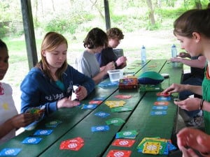 https://upload.wikimedia.org/wikipedia/commons/4/40/Homeschoolers_playing_Dutch_Blitz_at_picnic_gathering.jpg